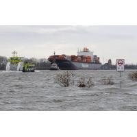 4445_0641 Strand unter Hochwasser - Schiffsverkehr auf der Elbe. | Hochwasser in Hamburg - Sturmflut.